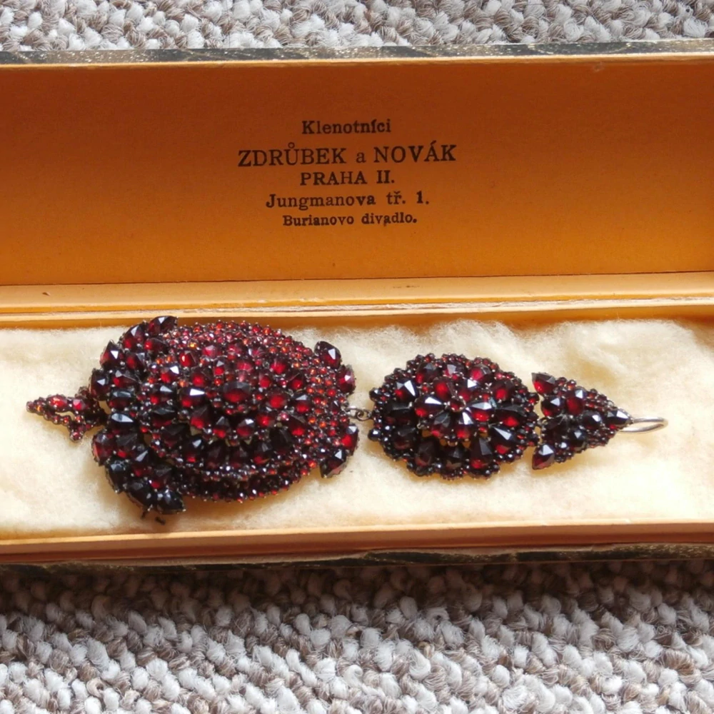 Bidermaier přívěs /medailon/brož 10,5cm české granáty + posudek