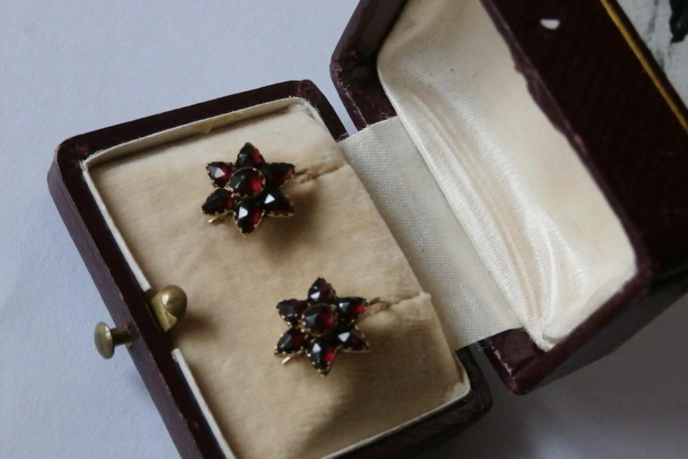 Starožitné zlaté náušnice s českými granáty a etuí