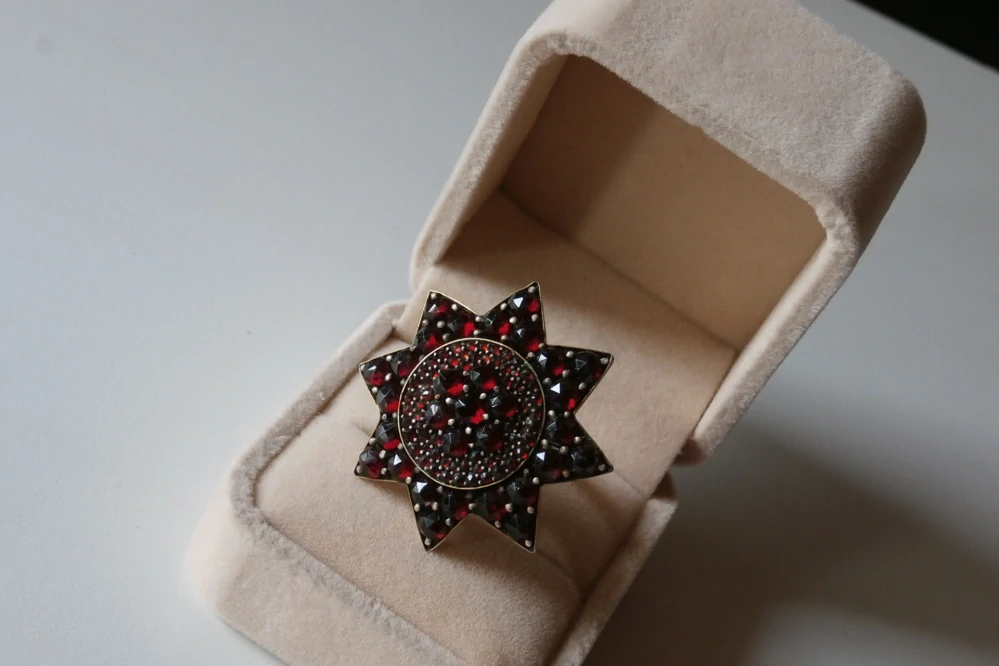 Starožitný velký 3,7cm prsten s českými granáty Kup teď