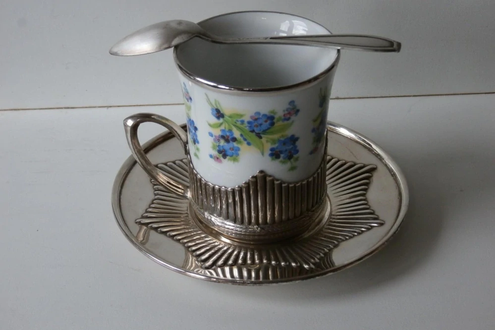 RARITA - porcelán šálek,podšálek a lžička s pomněnkami stříbrná montáž