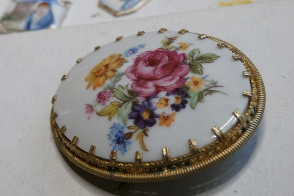 Překrásná starožitná brož porcelán s květinami