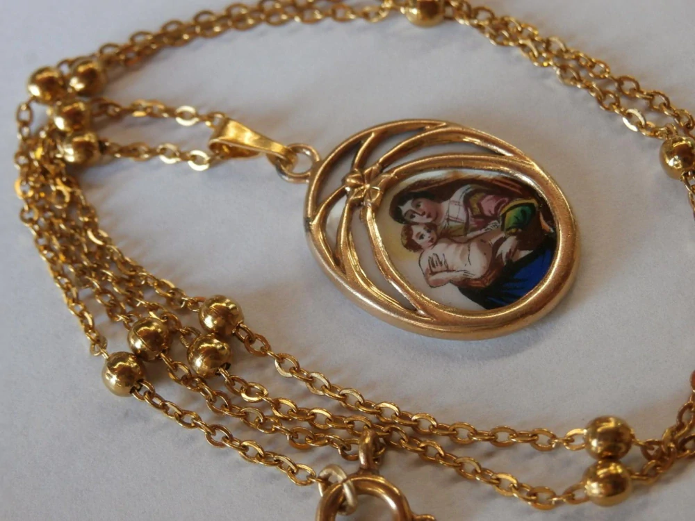 Starožitná SECESNI krásná porcelánová madonka s řetízkem