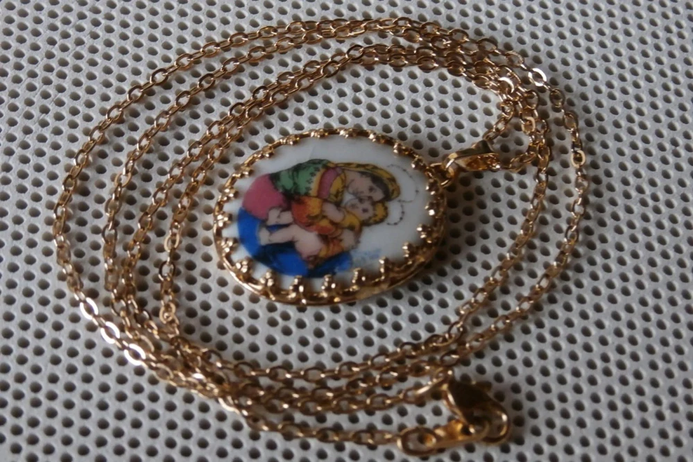 Stará porcelánová madonka