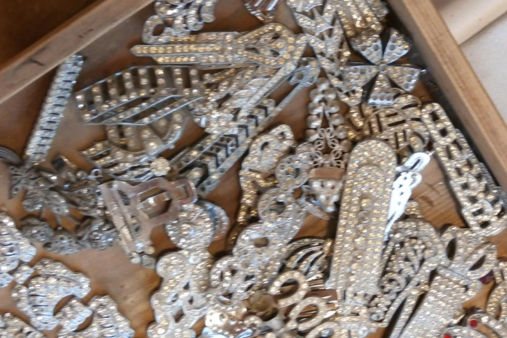 Prodám 150 ks originál ART DECO broží, náramků, přezek colierů