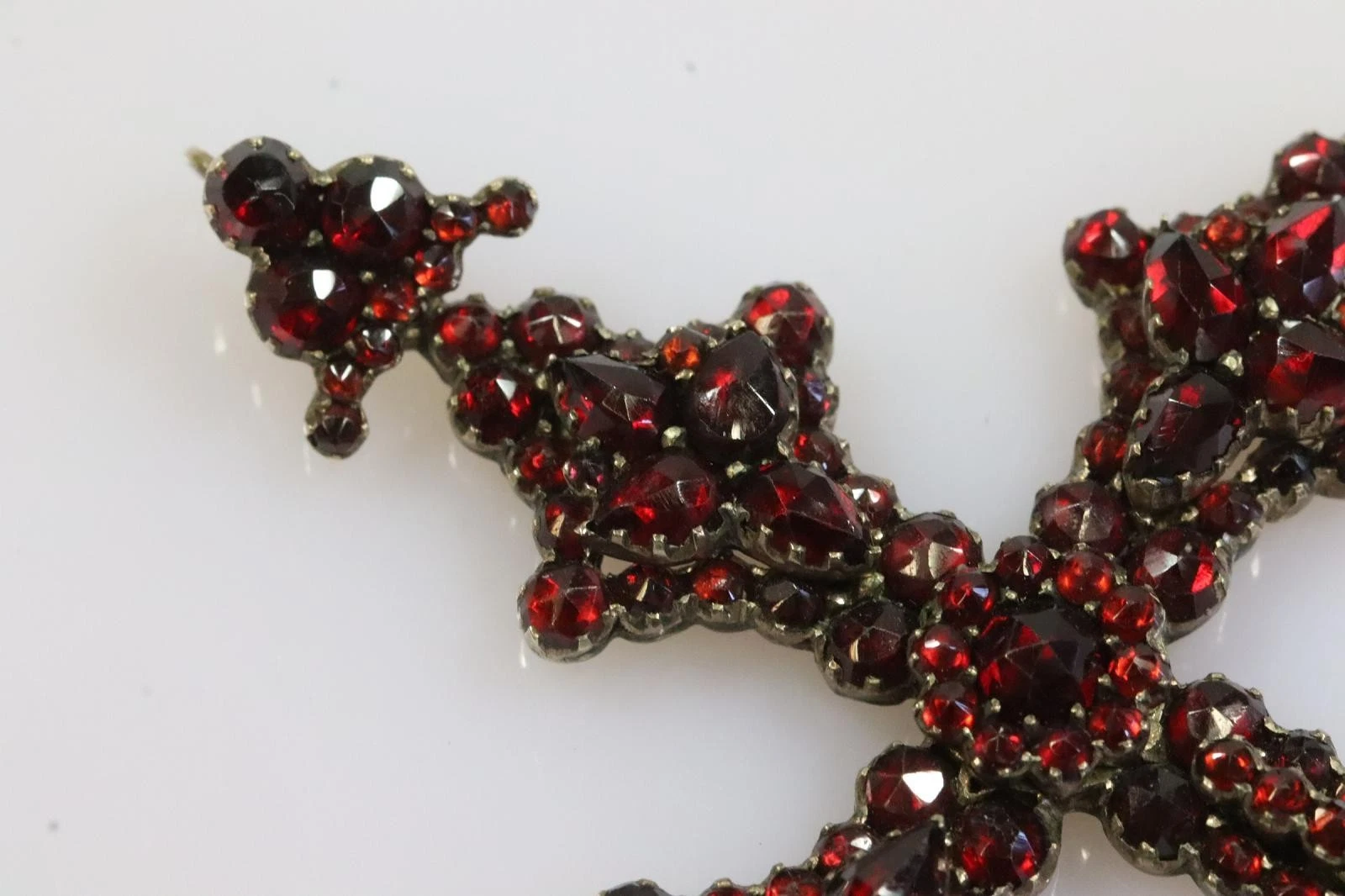 Starožitný nádherný kříž s českými granáty - 7,4cm
