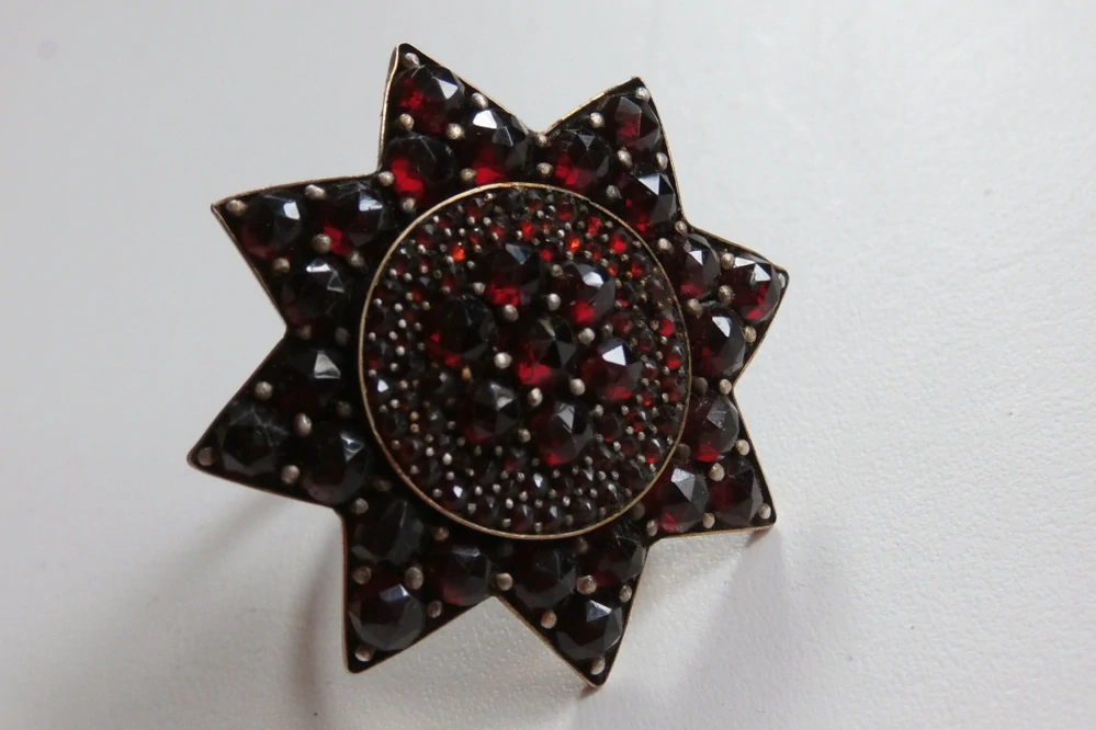Starožitný velký 3,7cm prsten s českými granáty Kup teď
