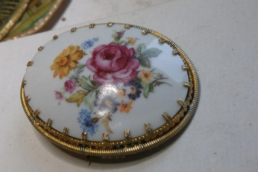 Překrásná starožitná brož porcelán s květinami