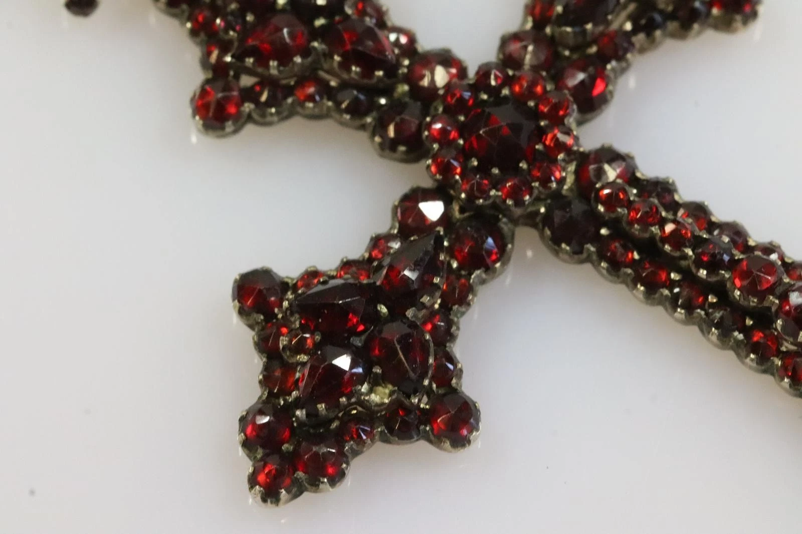 Starožitný nádherný kříž s českými granáty - 7,4cm