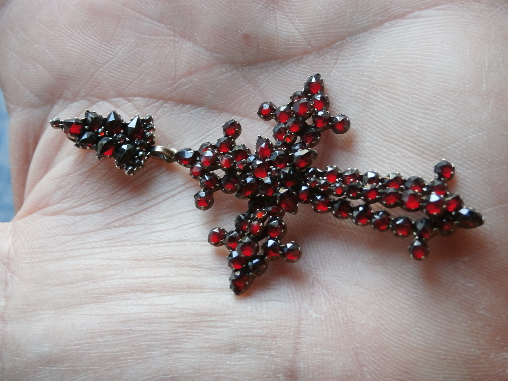 Starožitný nádherný kříž s českými granáty 7,3cm a dobovou etuí