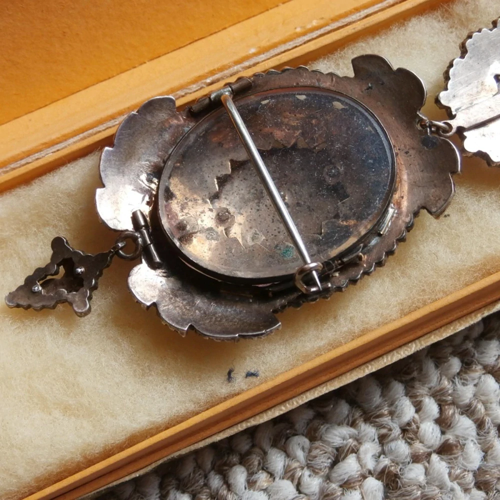 Bidermaier přívěs /medailon/brož 10,5cm české granáty + posudek