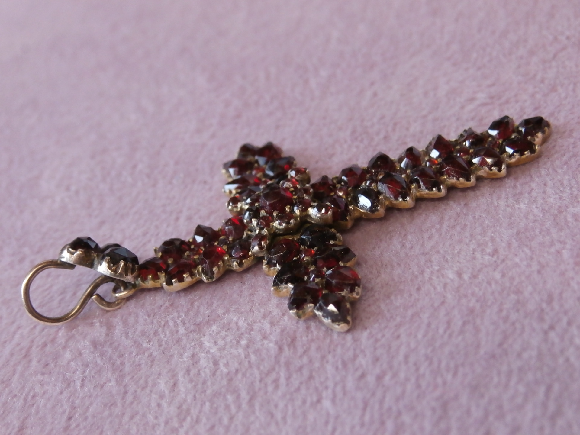 Starožitný nádherný kříž s českými granáty - 5,3cm