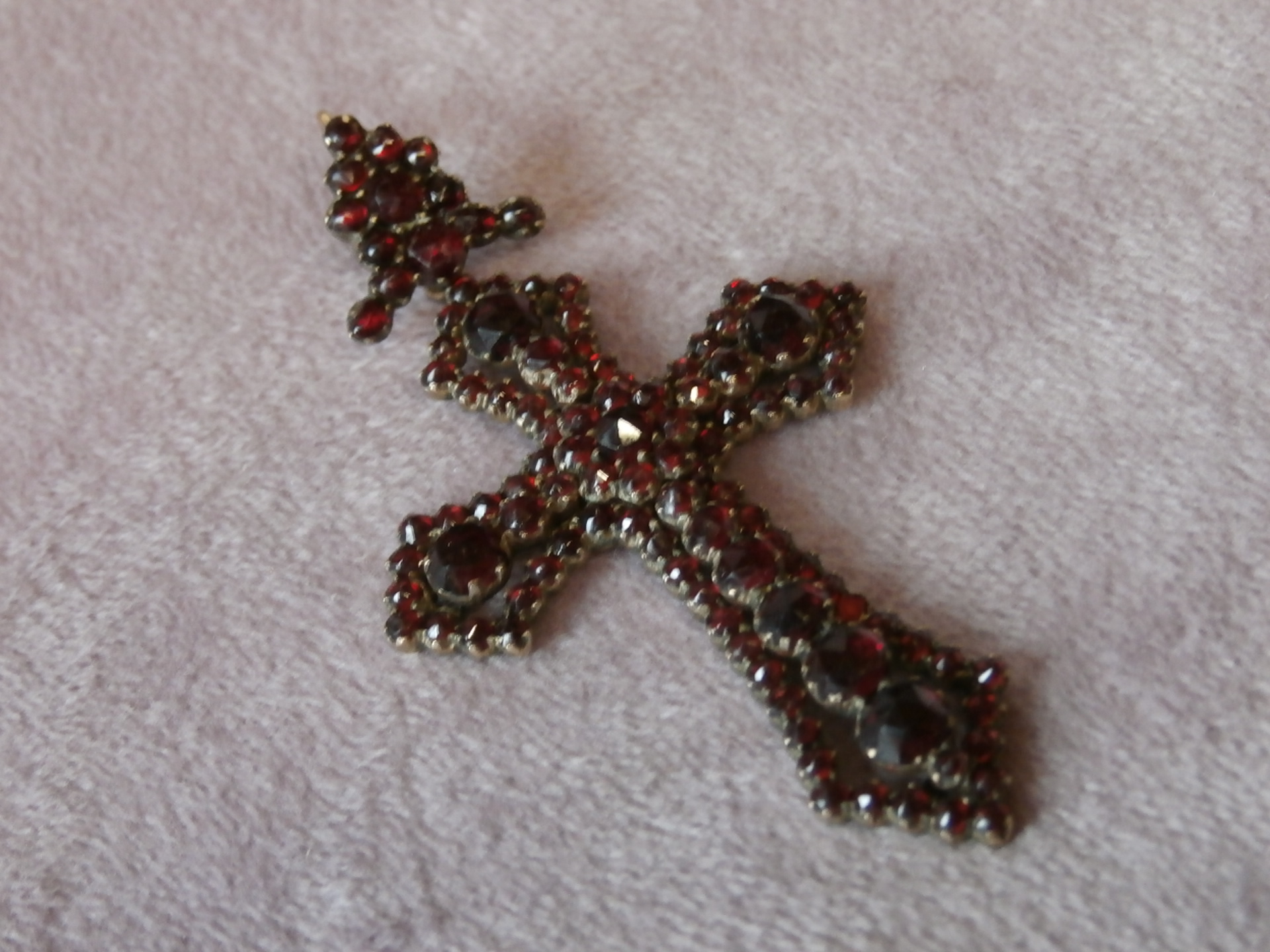 Starožitný nádherný kříž s českými granáty - 6cm