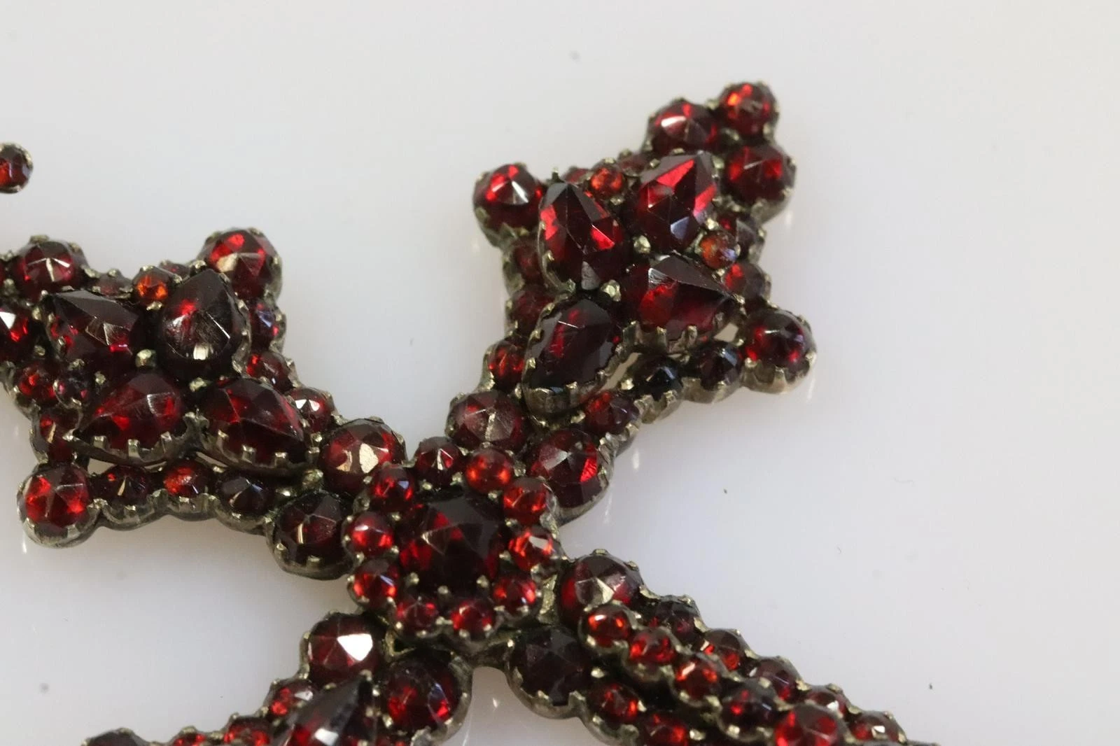 Starožitný nádherný kříž s českými granáty - 7,4cm