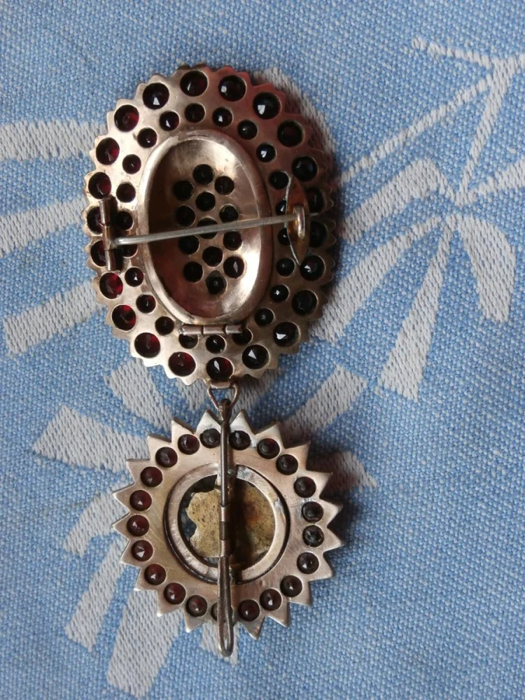 Bidermaier obrovský přívěs/brož/medailon 8cm s českými granáty