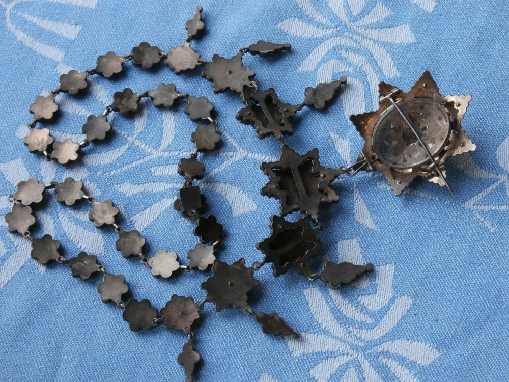 Překrásný náhrdelník ověs/medailon či brož s českými granáty +posudek