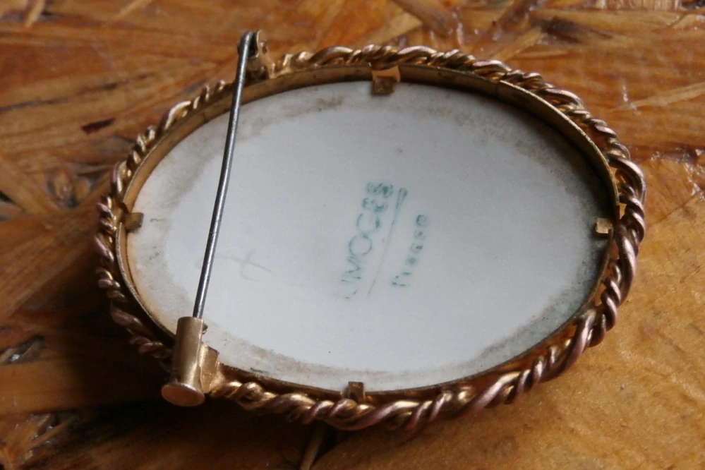 Starožitná brož - ruční malba na porcelán šlechtična LIMOGES Francie