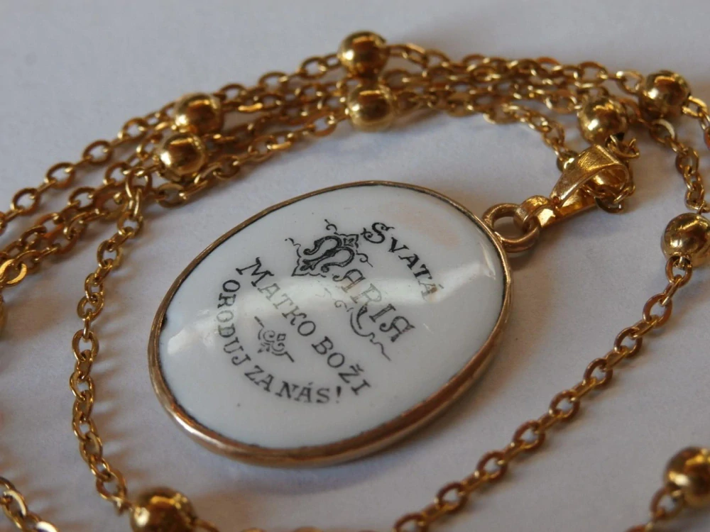 Starožitná SECESNI krásná porcelánová madonka s řetízkem