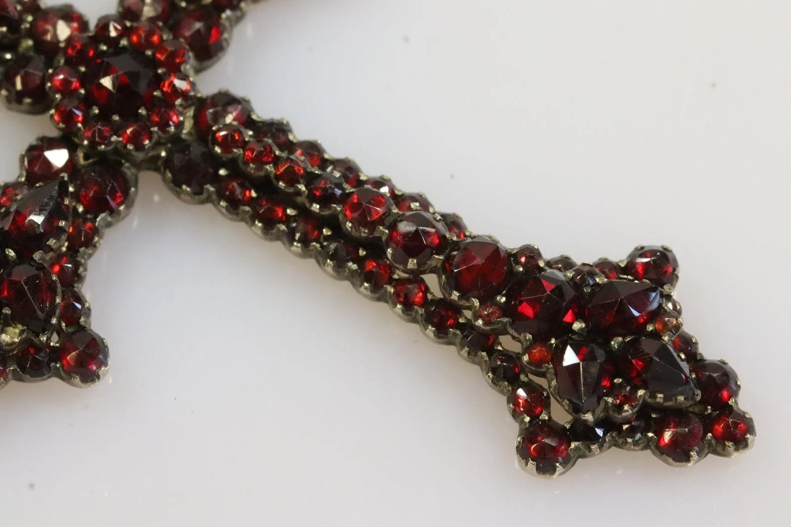 Starožitný nádherný kříž s českými granáty - 7,4cm