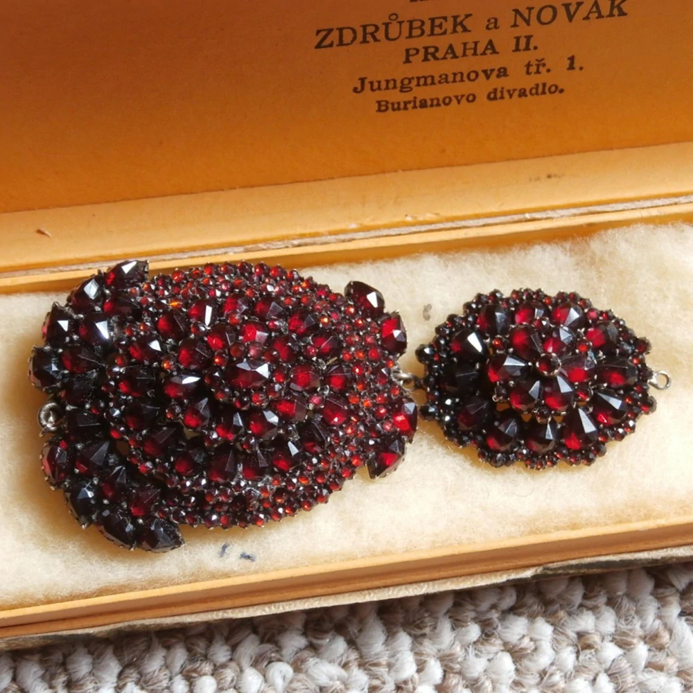Bidermaier přívěs /medailon/brož 10,5cm české granáty + posudek
