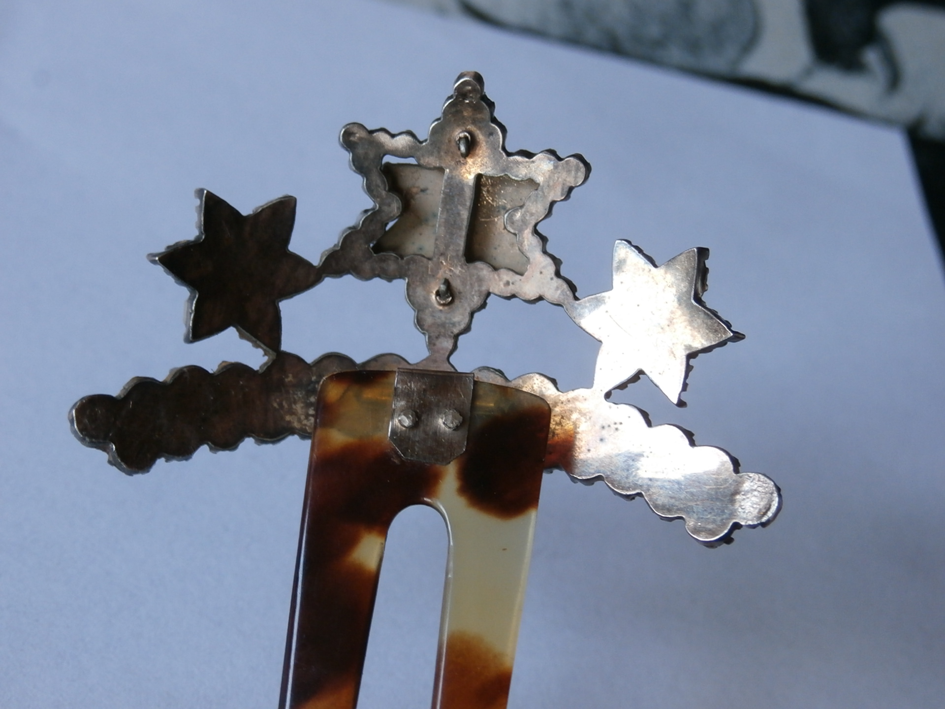 Starožitný hřebínek s českými granáty a želvovinou