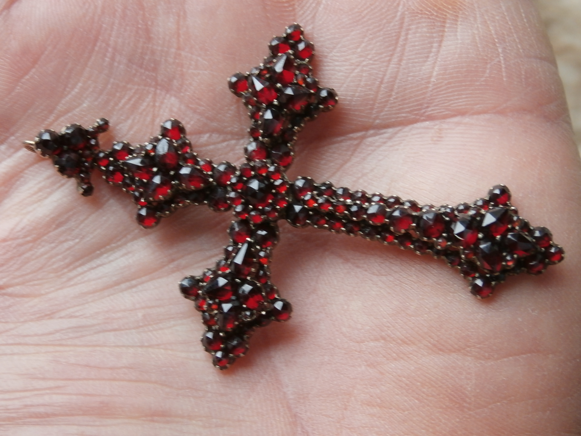 Starožitný nádherný kříž s českými granáty - 7,4cm