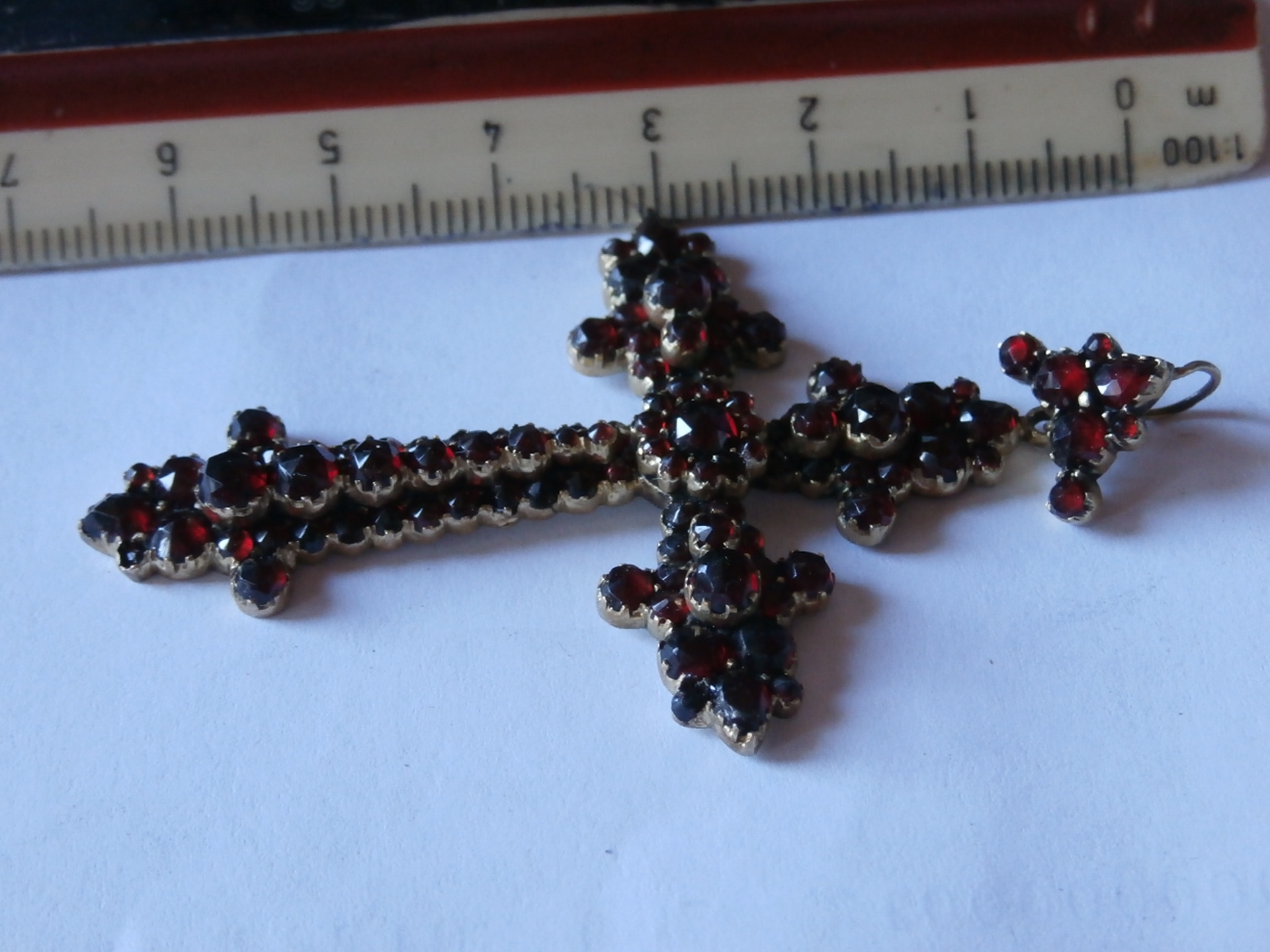 Starožitný nádherný kříž s českými granáty 6,6cm