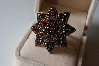 Starožitný velký 3,7cm prsten s českými granáty Kup teď