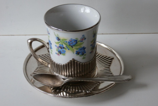 RARITA - porcelán šálek,podšálek a lžička s pomněnkami stříbrná montáž