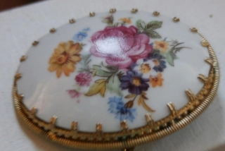 Překrásná starožitná brož porcelán s květinami