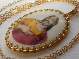 Starý porcelánový velký přívěs JEŹÍŠ s řetízkem