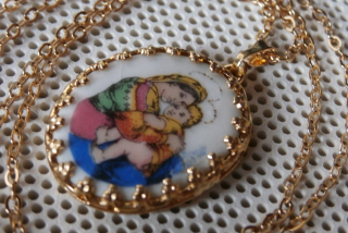 Stará porcelánová madonka