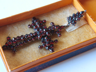 Starožitný nádherný kříž s českými granáty 7,3cm a dobovou etuí